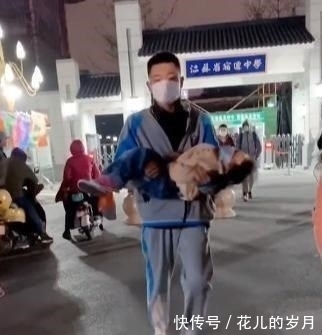 b妹妹接哥哥放学,被哥哥直接拎了起来,妹妹:我不要面子的啊?
