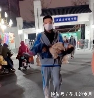 b妹妹接哥哥放学，被哥哥直接拎了起来，妹妹：我不要面子的啊？