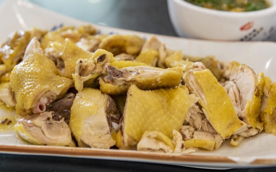 白切鸡怎么做好吃？学习一下广东大厨的做法，皮脆肉嫩色泽金黄