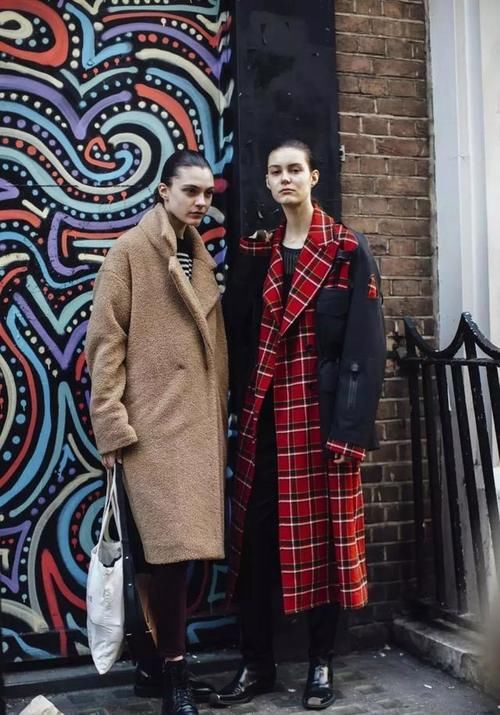 真正优雅精致的女人，穿大衣都不配小白鞋了，搭“裸靴”更合拍！