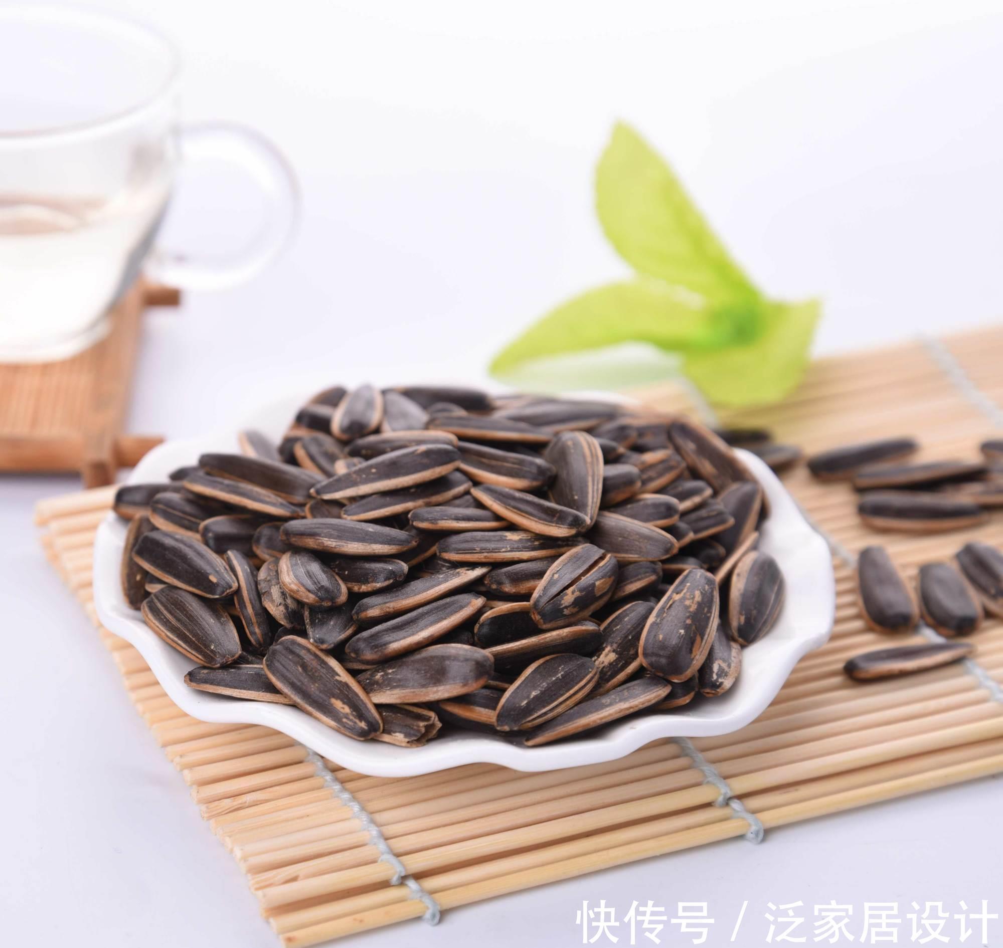 君子兰养护小技巧,土里埋上它,叶片肥又亮