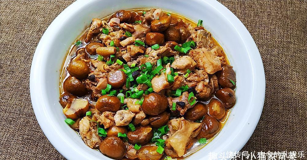 香气扑鼻|用板栗和鸡肉这种做法很简单,上锅一蒸,香气扑鼻,一大盘不够