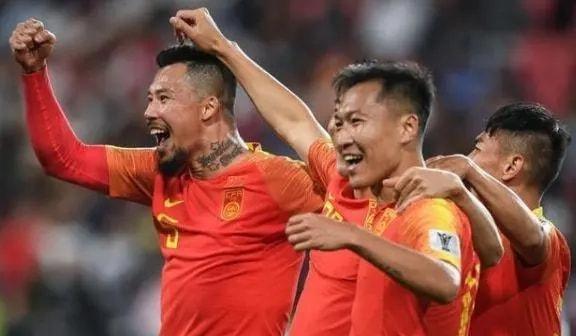 球迷|下午1点!资深媒体人做出争议表态:国足世界杯遭质疑,球迷骂声一片