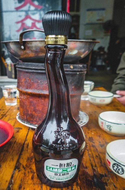  一大早就喝白酒吃火锅，湖北荆州人的生活“有点彪”，令人惊奇