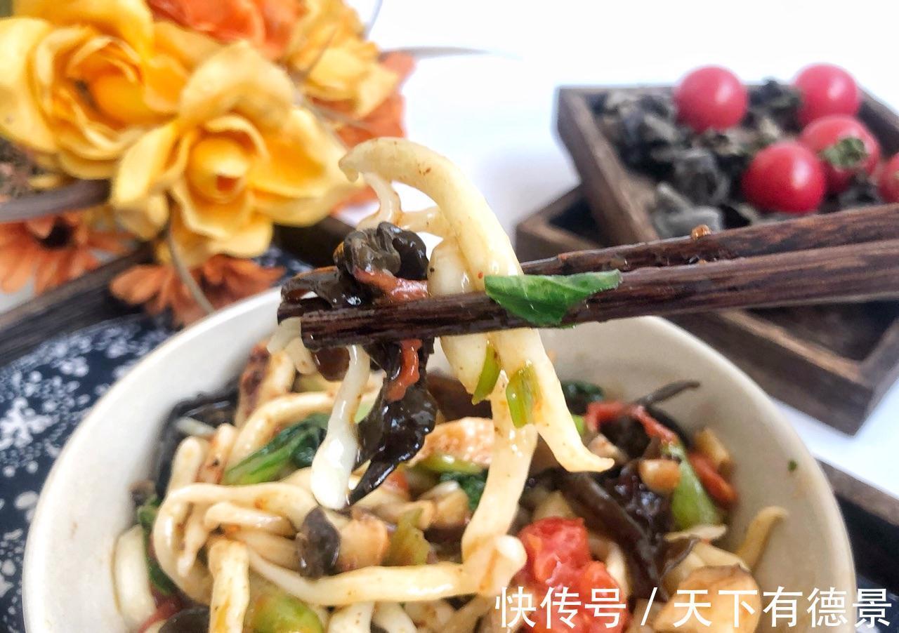 自制剪刀面，简单快手，吃起来有嚼头，口感顺滑