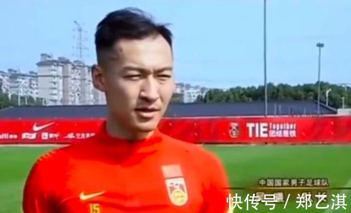 男足|没想到!女足带伤上场,夺冠后吃泡面,男足躲球散步天天吃海参