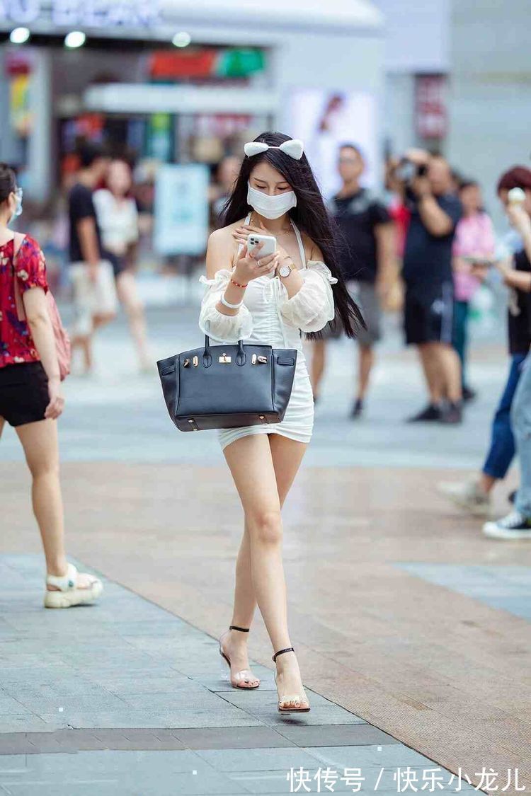 装扮 尽善尽美的连衣裙装扮是今年流行的穿搭,走出时尚步伐,休闲飘逸