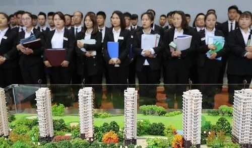 两居室|售楼小姐良心建议，牢记买房7字“真言”：买边、买中、买三室