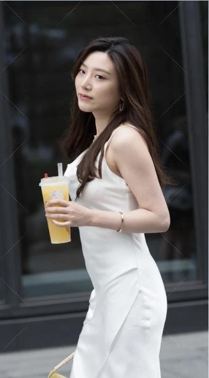 整体造型|逛街的连衣裙美女，修身的版型凸显身材，气场全开