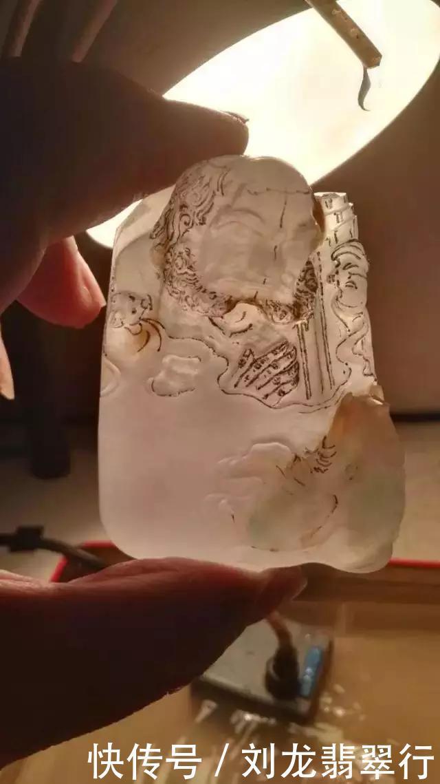 玉雕师的灵感,一块有裂的翡翠,竟然神奇地刻出骑象罗汉尊神!