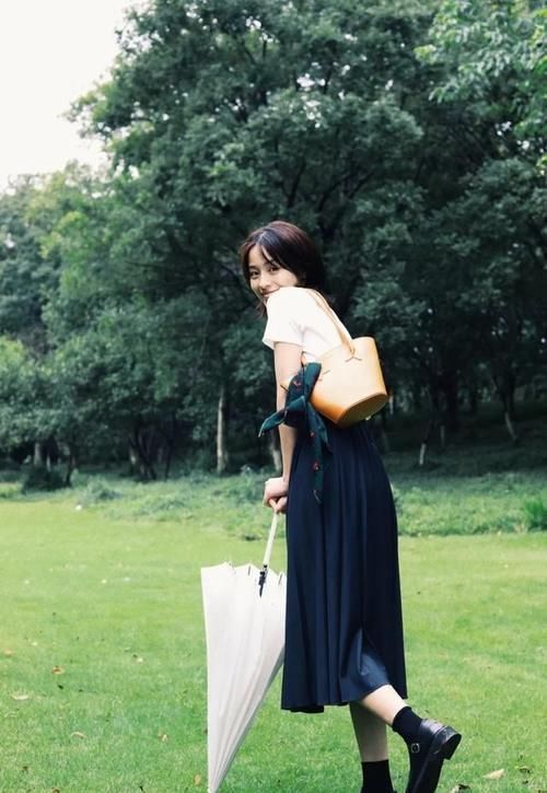 低估|别“低估”了百褶裙,学会这几个搭配技巧,轻松穿出优雅与气质