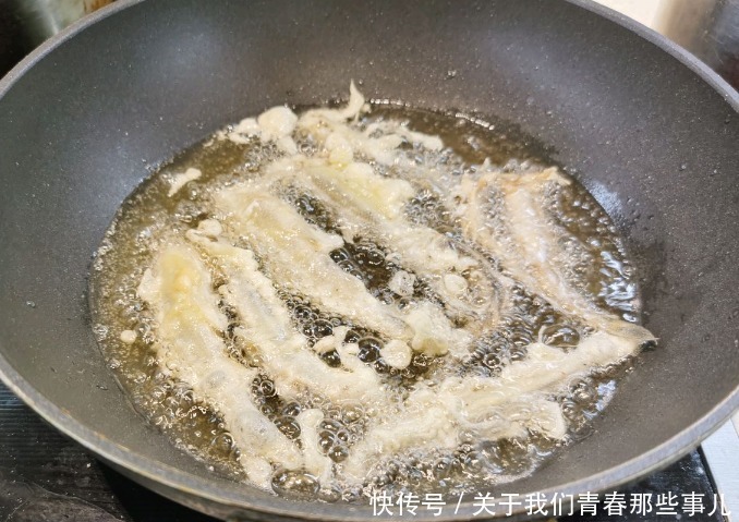 做法|炸小鱼,用面粉还是用淀粉?教你做法,外酥里嫩,连骨头都炸酥了