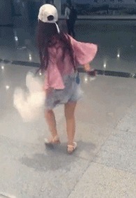 |搞笑GIF段子:关键时刻要懂得随机应变,尤其是面对强者的时候