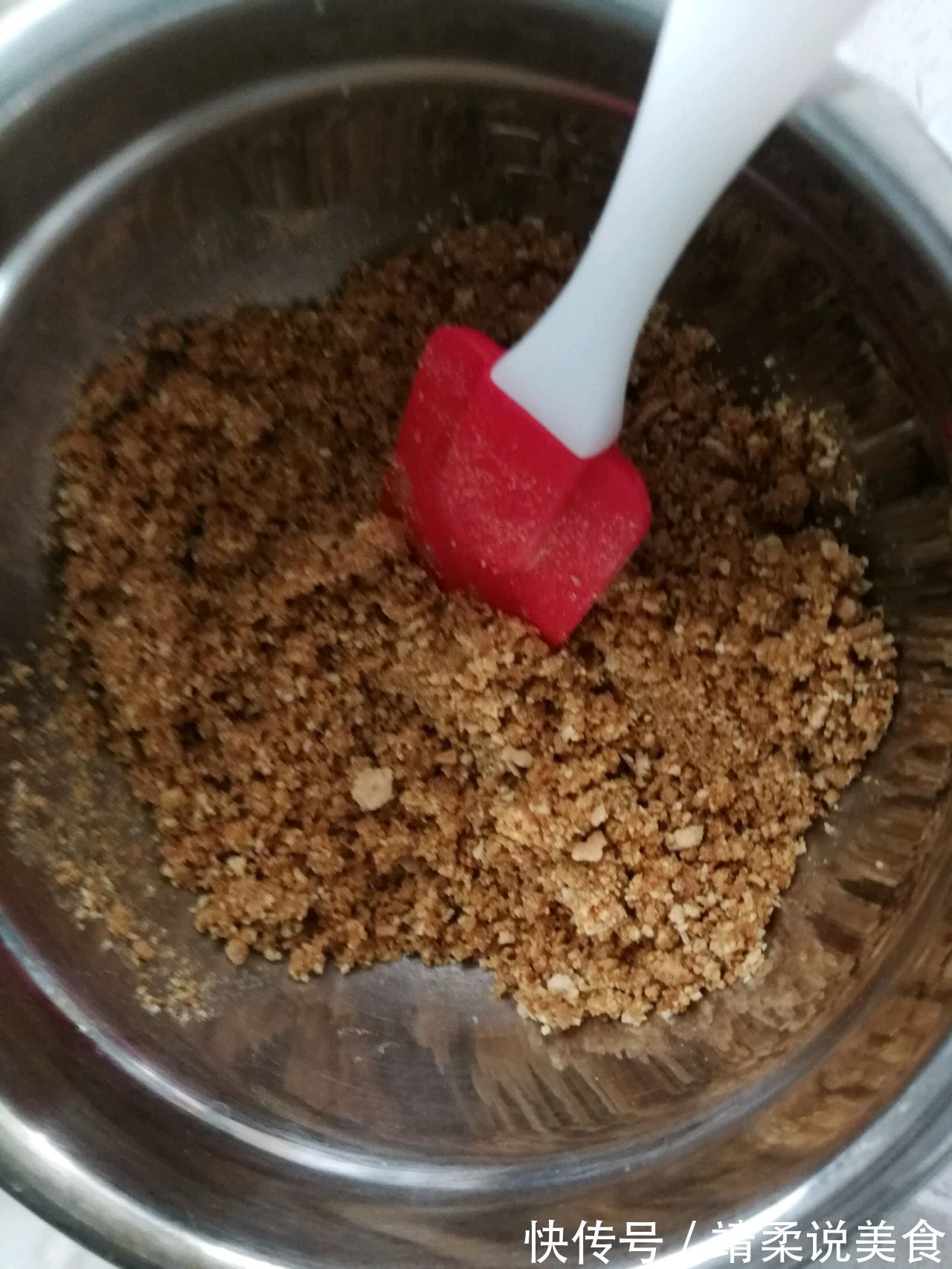 生乳酪草莓慕斯蛋糕，不仅颜值高，味道也甜美