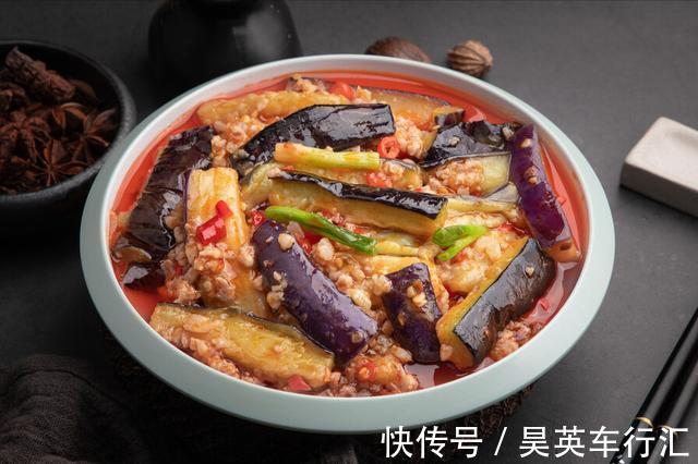 颜色|炒茄子,切记不要先放油,大厨教您一招,口感不油腻,颜色不发黑