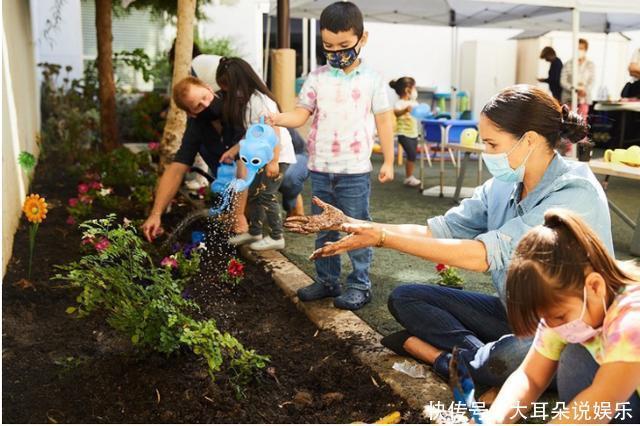 梅根|39岁梅根与小12岁章泽天真默契,同款卡地亚手镯美出不同气质