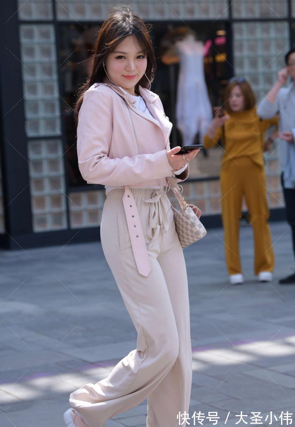 前卫|美女街拍:这真是我的梦中情人啊!父母喜欢的类型,好想请她一起吃个饭