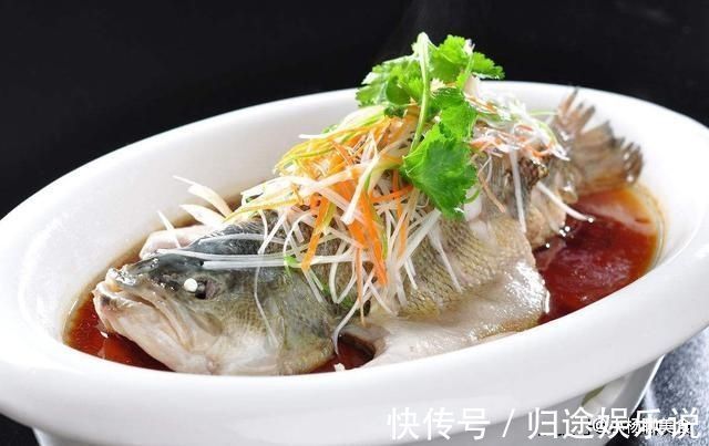 两个错误|油泼鲈鱼时,不要犯两个错误,做出的鲈鱼才能又鲜又嫩还不腥
