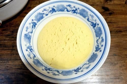 玉米面做面食不用蒸,松软细腻底部焦脆,比蒸的香,全家都爱吃