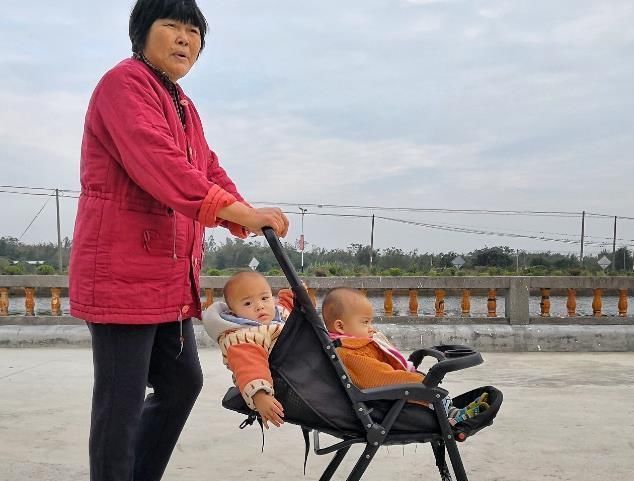 婴儿车|看到大街上的“僵尸宝宝”,难免有些心疼!