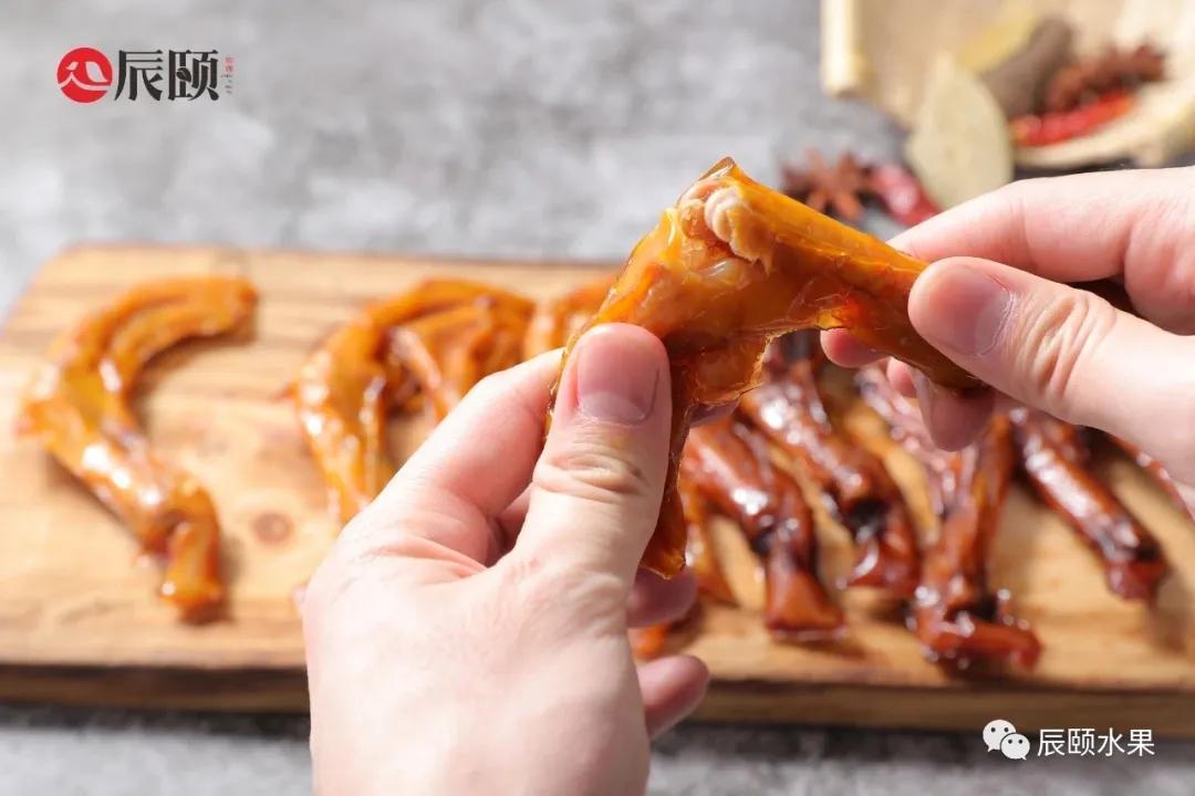 辰颐物语:温州草本卤鸭掌,低脂肪,肉质脆爽劲道,入味三分