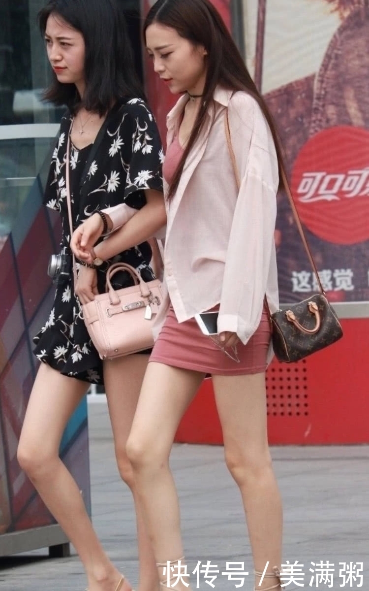 美女|街拍美女:穿搭还是要有层次感才更加耐看,两闺蜜给出鲜明对比!