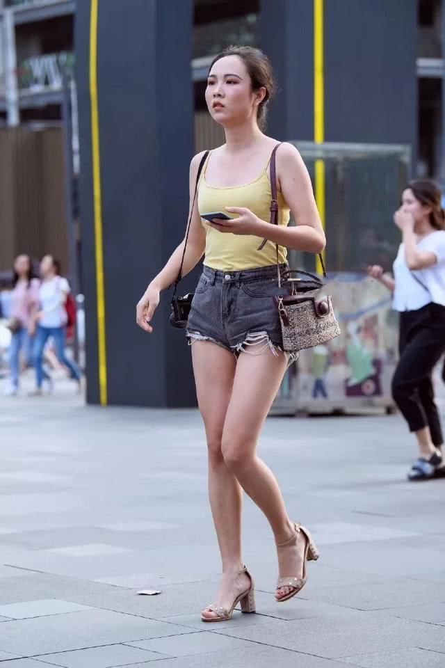 街拍:小姐姐身穿抹胸连衣裙,波点的印花,俏皮之中带着可爱气质