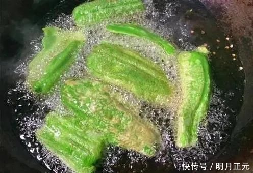 做虎皮青椒,最忌直接用油炸多做1步,个个起虎皮,焦香又入味