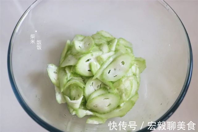 鸡蛋|丝瓜别总炒着吃了，加点面粉和鸡蛋，香软可口，早餐吃很不错