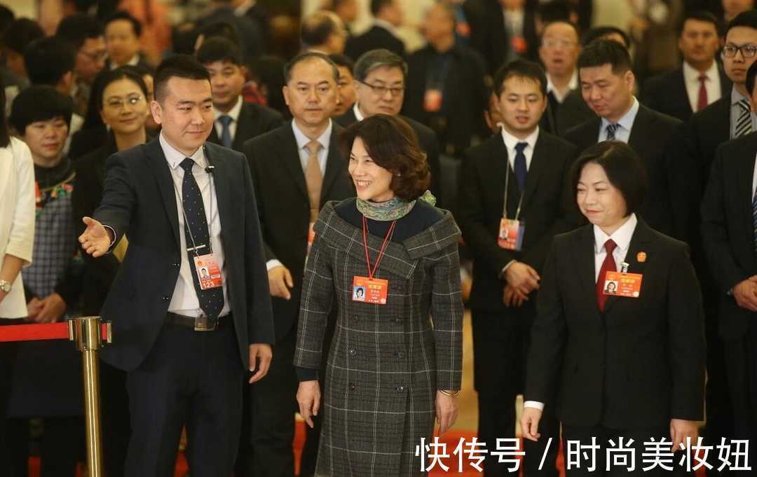 露肩|董明珠不愧是见过世面,穿露肩裙配高领打底,端庄又高级洋气