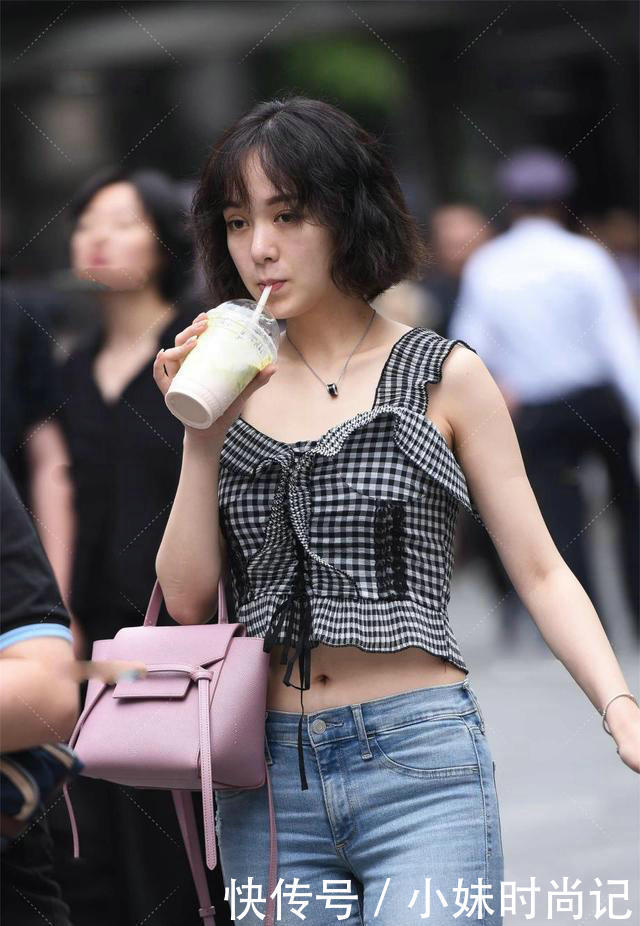 帆布鞋|街拍:破洞牛仔裤加粉色帆布鞋,变得精致并瞬间提升你的格调