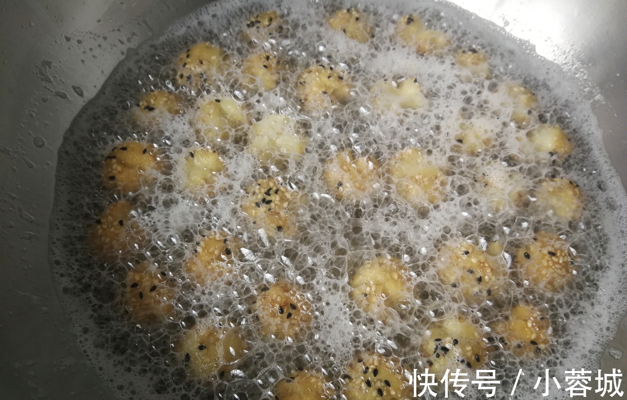 小苏打|一个鸡蛋一碗面粉,不发面不醒面,2分钟教你做开口笑,香甜酥脆
