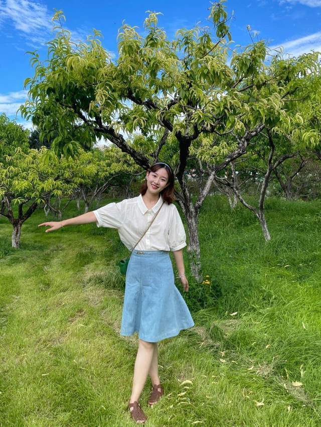 百褶裙|秋游怎么穿才高级?西装外套搭配百褶裙又飒又美,关键特别显气质