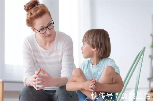 撞见|爸爸为什么趴在妈妈身上两位父母的不同做法,对孩子影响差别大