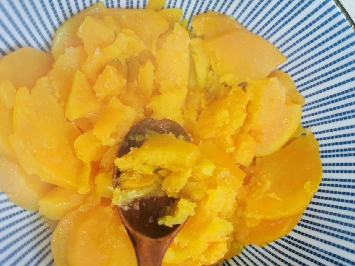 2根红薯，一碗糯米粉，做出好吃的红薯糯米饼，孩子很喜欢吃