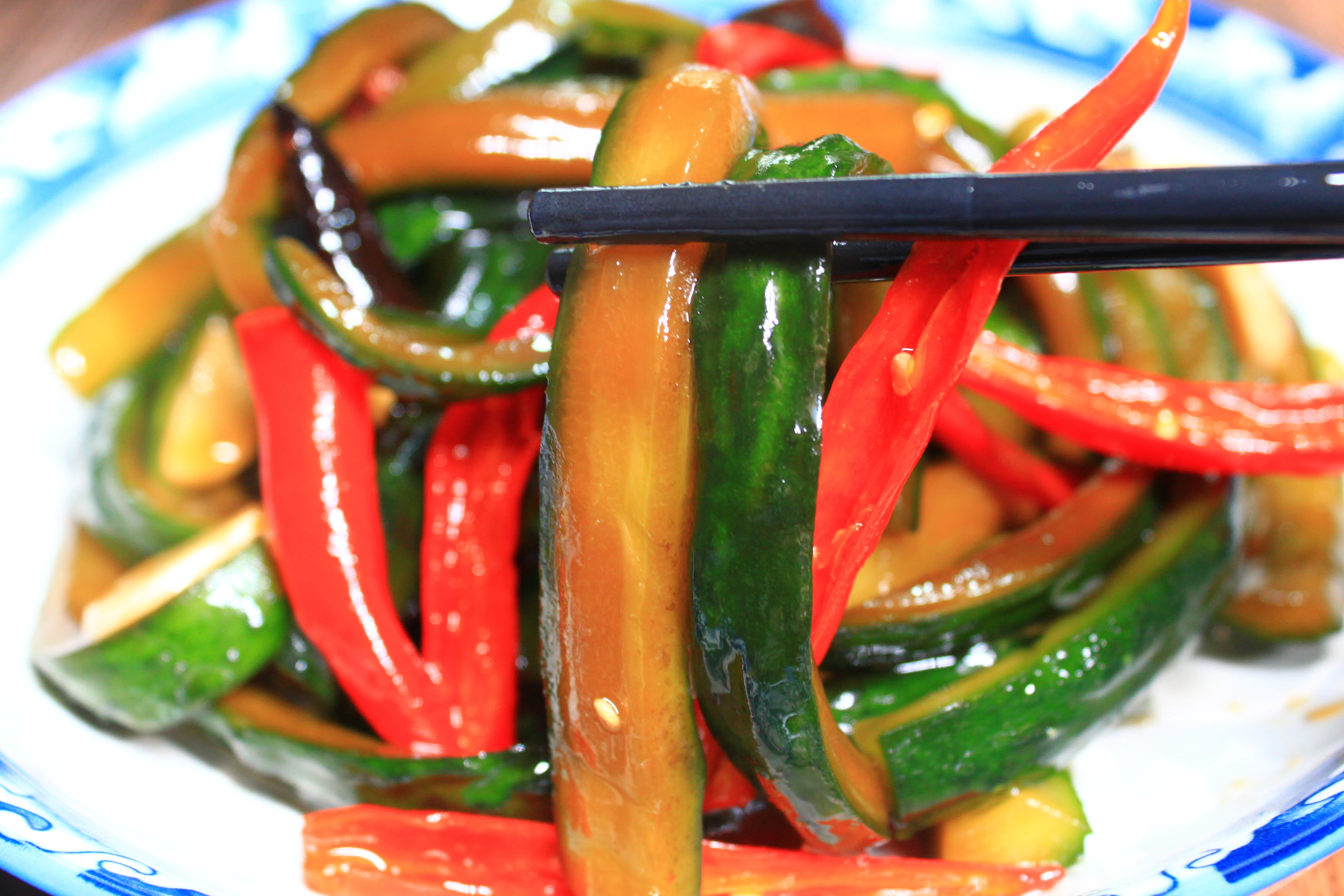 这是黄瓜最脆爽,入味的做法,老酒鬼们一盘菜,能喝半斤酒,过瘾