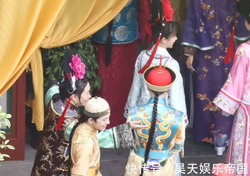 杨紫|《萌探》清宫装路透,杨紫紫薇造型娇俏可爱,杨迪容嬷嬷笑死我了