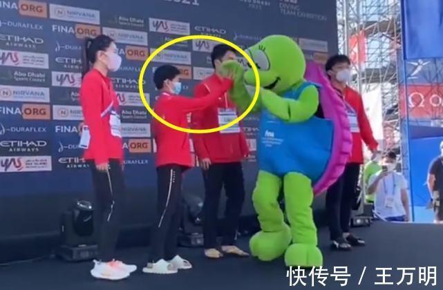 阿布扎比|全红婵太小只!首次登台亮相,差点被吉祥物撞翻,大妈自拍太抢镜