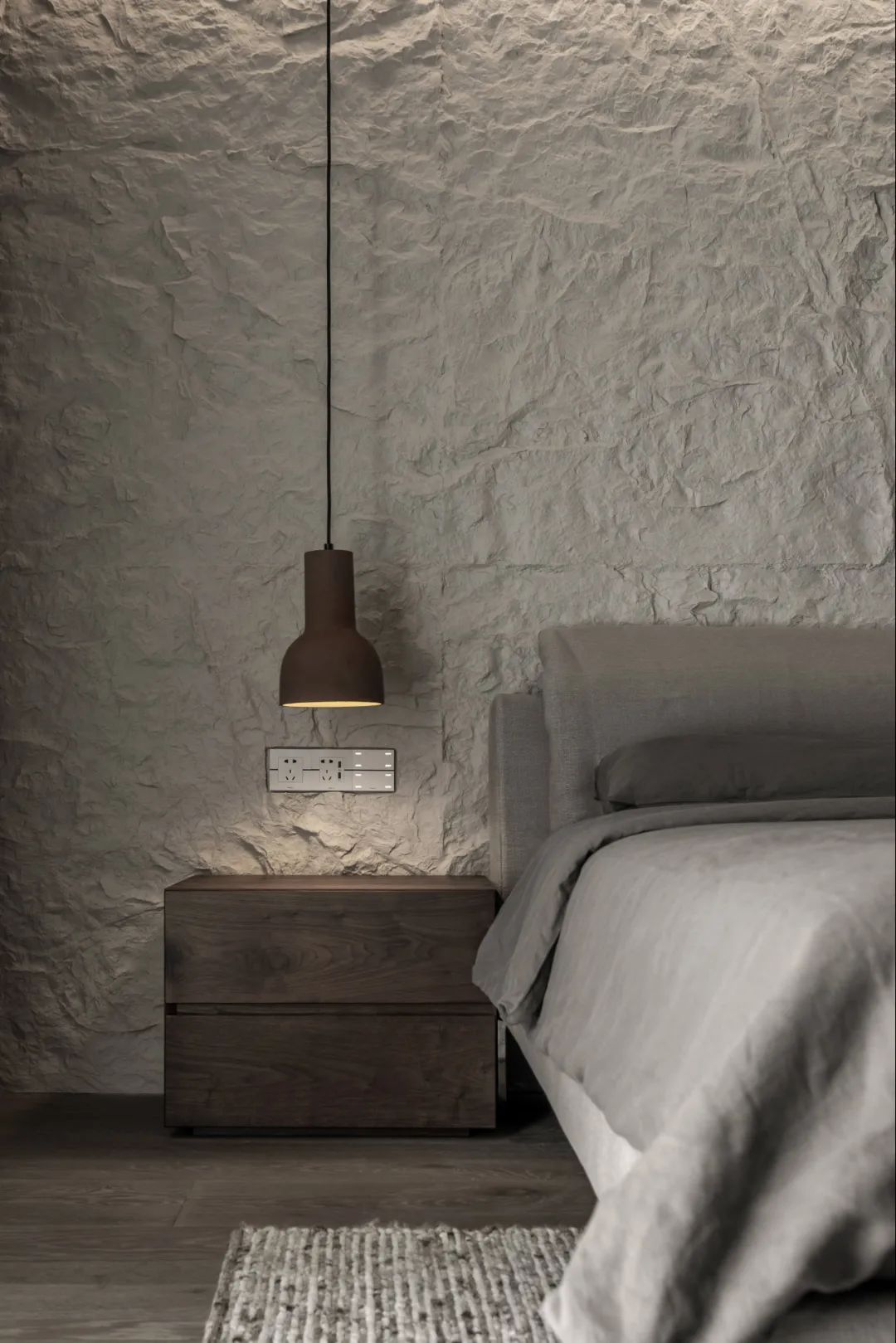 高级灰|230㎡极简高级灰,连天花板都刷成灰色,设计效果很独特