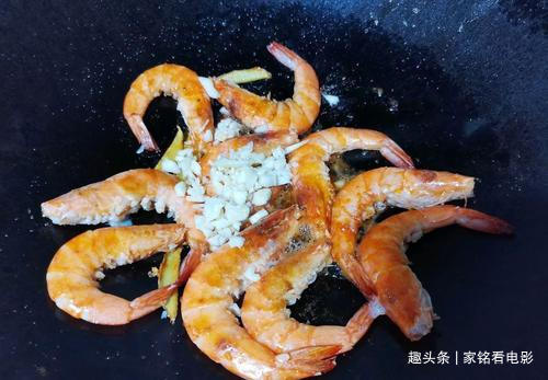 油焖虾的家常做法,加蒜蓉焗一焗,又香又鲜,好吃到吮指