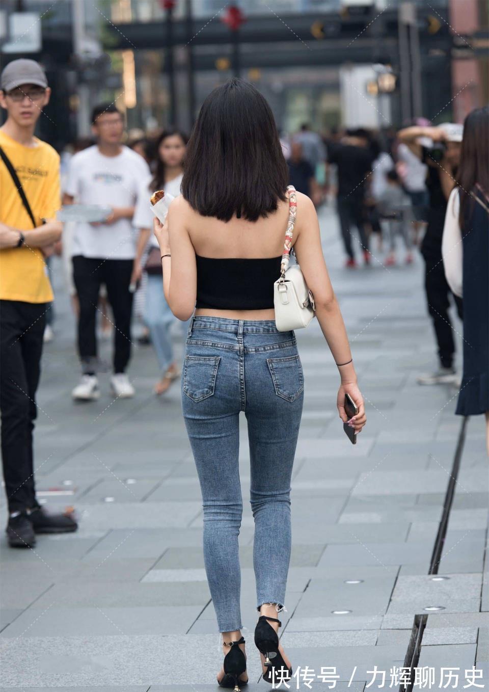 牛仔裤|黑色无袖背心配牛仔裤，帅气有个性，圆圈耳环欧美风十足
