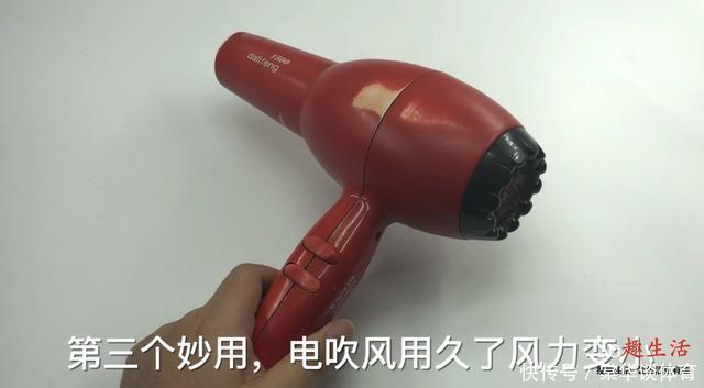 两根旧牙刷绑一起,解决了不少人困扰的难题,抓紧提醒家人还不迟