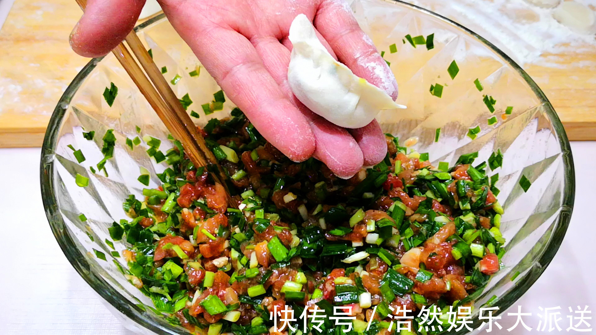 韭菜馅怎么调才好吃大厨教你诀窍,鲜美不出水,和饭馆的一个味