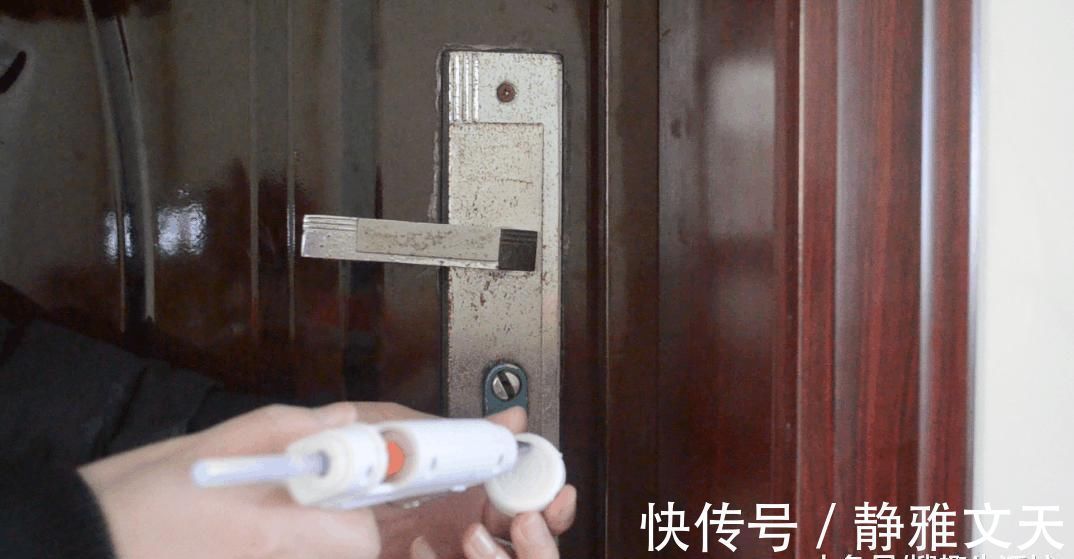 门把上粘个塑料瓶盖, 没想到还有这妙用, 家家户户都用得着
