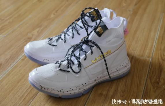 不足三百块,配置竟然不输WOW正代的经典球鞋