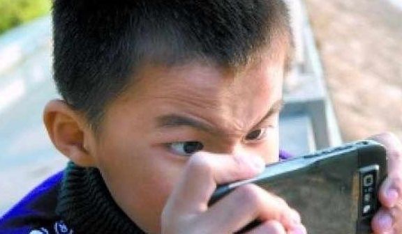 十万个为什么|沉迷玩手机的孩子跟不玩手机的孩子,十年后的差距,变化很大!