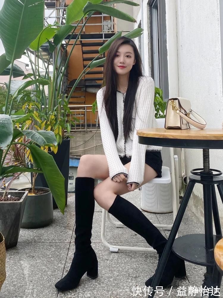搭配|高个子小姐姐，浅色毛衣搭配黑色短裤，凸显修长细腿