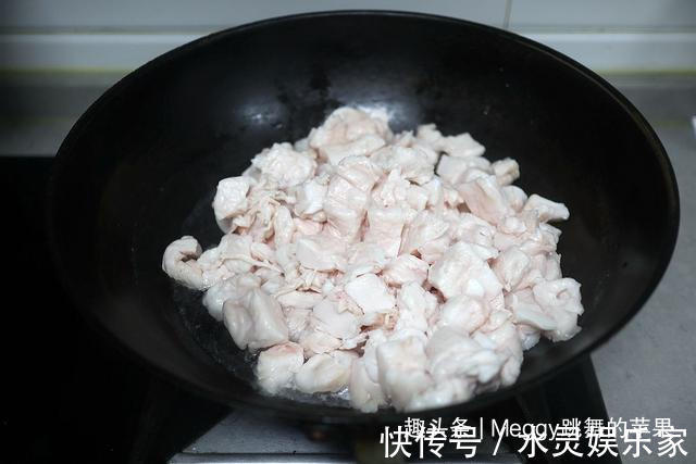 想要猪油熬得洁白,可别小看这碗凉水,熬得又快还有清香味