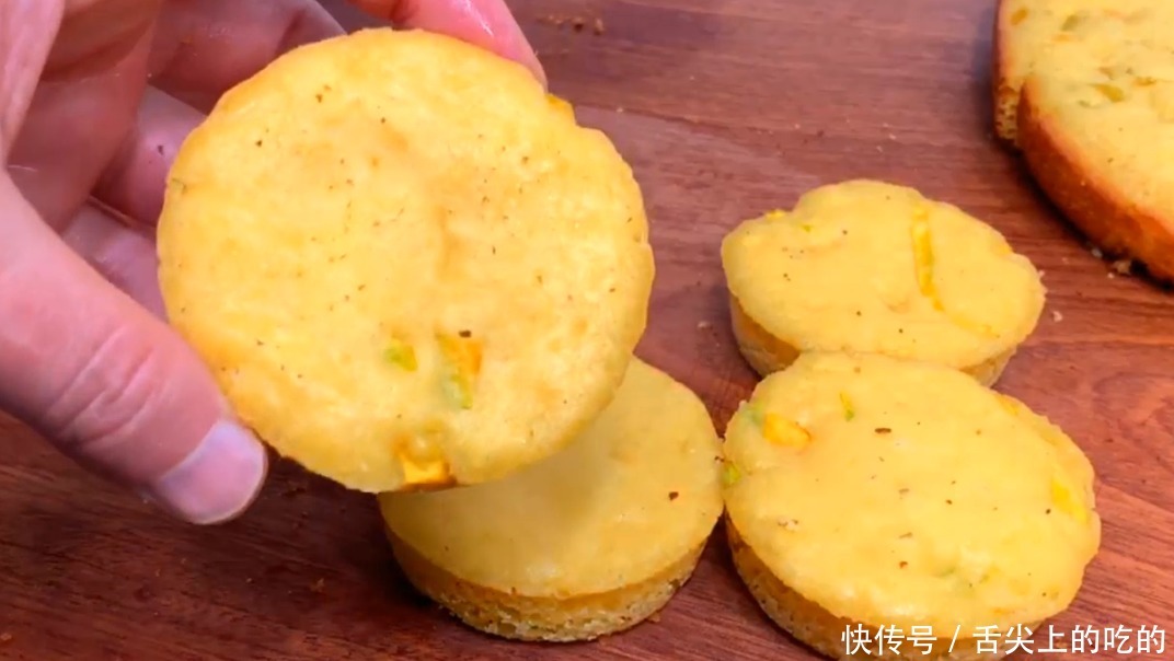 4个鸡蛋，一碗玉米面，教你做发糕，不用烤箱电饭锅，比蛋糕好吃