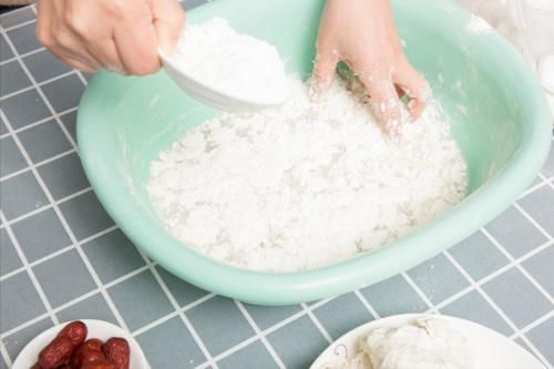 馒头屑|发面不要只加酵母和白糖，多放1味料，10分钟发满盆，省时省力